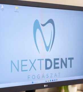 Next Dent Kecskemét fogászati rendelő logója a monitor képernyőjén
