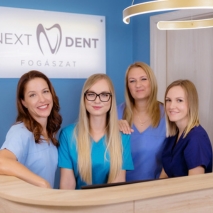 A Next Dent kecskeméti fogászati rendelő barátságos csapata és orvosai a recepciós pultnál
