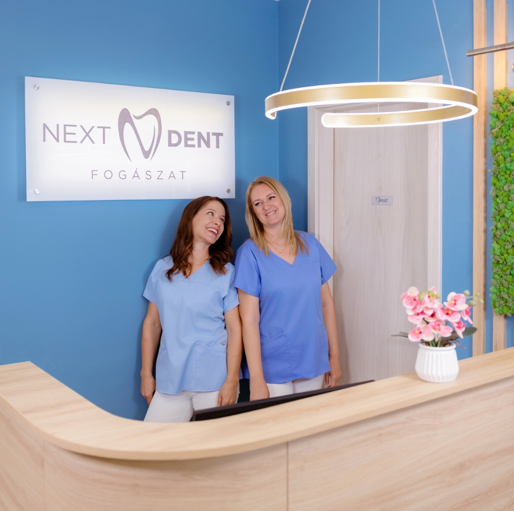 Kecskeméti szájsebészeti és fogászati rendelő recepciója a Next Dent logó alatt