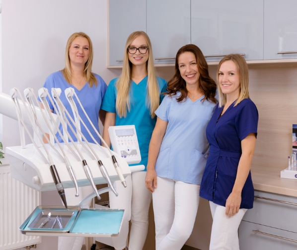 A Next Dent kecskeméti fogászati rendelő csapata a recepciós pultnál